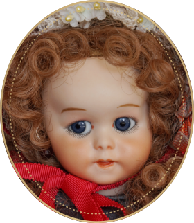 フラーティアイFE02アートギャラリーライフが管理しているビスクドールのうち、グーグリーのように愛らしく、またジャーマンドールらしいおっとりとした表情の仕掛け人形をご紹介いたします。